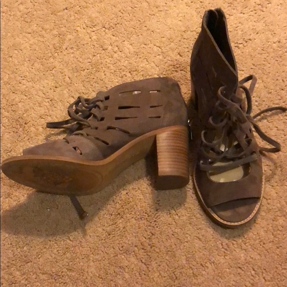 Vince Camuto heeled sandals. - Picture 2 of 3